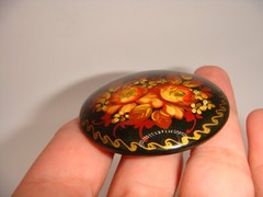 VINTAGE HAND MADE IN RUSSIA LACQUERED ROUND SHAPE BROOCH ROSES ESTATE