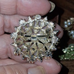 VINTAGE BROOCH, PENDANT, EARRINGS LOT X 9 PCS JUDY LEE(NEEDS PIN) MONET GOLD FI