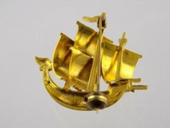 Vintage Unbranded Gold Tone Metal and Enamel Viking Ship Boat Brooch Pin