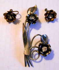 VTG 1960’s MCM Brooch Pin & Screw-on Earrings Flower Rhinestones Silvetone