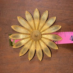 Vtg 1950s Brush Goldtone Lge DAISY PIN BROOCH Behive Button Center 3.5″ Diameter