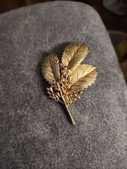 Crown Trifari Brooch Vintage Leaf Nature Gold Art Signed Original Detailed Pin