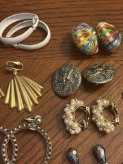 31 Pair Clip Earrings Vtg Dangle Silver Gold Colorful Wearable Retro Vintage