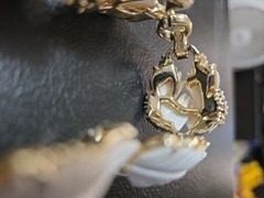 Vintage Lisner 1960 Bracelet With White Lucite Leaves Set On a Goldtone Metal…