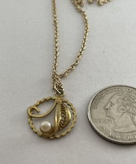 Vintage Pearl on Filigree Leaf Goldtone Pendant Necklace 17 1/2”