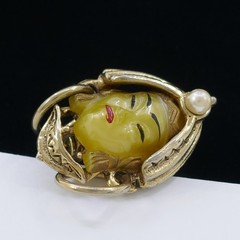 SMALL VINTAGE SELINI SELRO ASIAN PRINCESS LUCITE FACE GOLD-PLATED PIN BROOCH
