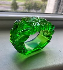 Vintage Chunky Daisy Carved Green Apple Juice Prystal Bakelite Clamper Bracelet