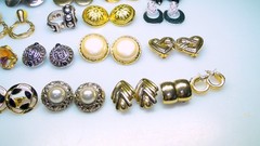 Huge Lot 80s Vint. Earrings 29pr Gold Tone Doorknocker Monet – Isle of Skye etc.