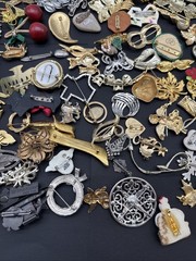 Lot Of 140 Brooches Pins – Many Signed – Silver Gold Tone Wholesale Resell J108a