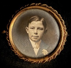 Round Photo Portrait Brooch Pin, Gold Tone Twisted Rope Frame, 3cm image, c1900