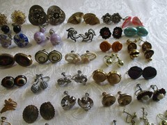 VINTAGE ESTATE JEWELRY 75 PAIR ALL OLD SCREW ON EARRINGS CROWN PARROT BUTTERFLY