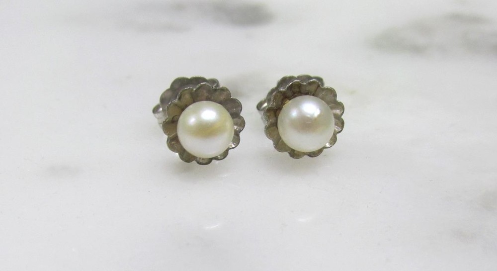 14K White Gold Pearl Earrings; 6mm diameter ~ 0.6g ~ 9-C747