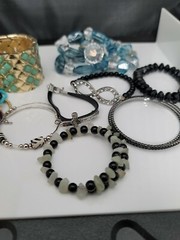 Nice Lot Of 6″ Bracelets Various Types And Colors