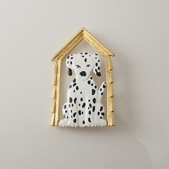 VINTAGE JJ JONETTE ENAMEL DALMATIAN DOG IN HOUSE GOLD TONE PIN BROOCH