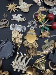 Lot Of 140 Brooches Pins – Many Signed – Silver Gold Tone Wholesale Resell J108a
