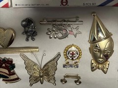 Vintage Lot of 25 Brooches Pins Gold Silver Tone VTG Collection Mix Variety