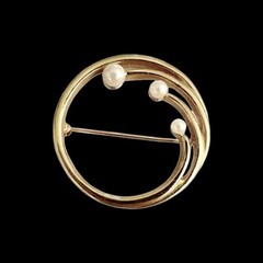 MONET Signed Circular Gold Tone Elegant Brooch Pin – Faux Pearls Jewelry Costume