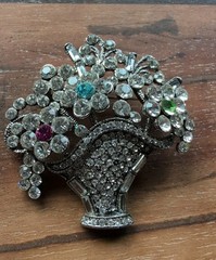 BEAUTIFUL VINTAGE BASKET OF FLOWERS RHINESTONE PIN BROOCH