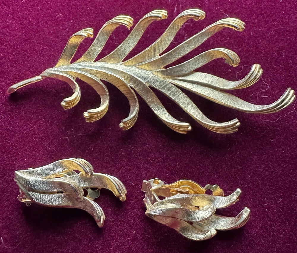 Vintage Gold Tone Large Leaf Brooch and Matching Clip On Leaf Earrings Set