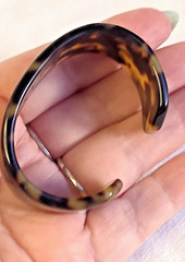 1” Wide Faux Tortoise Shell Lucite Plastic Cuff Bracelet 2.25″ diameter Vintage