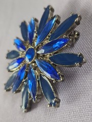 Vintage Star Burst Sky-Blue/Sapphire-Blue Resin Silver Tone Brooch Pin