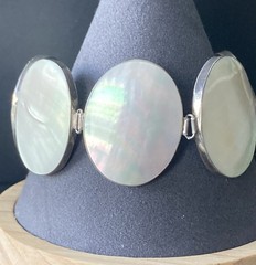 Vintage Carved Oval Link Carved Mother Of Pearl 7-7.5″ Bracelet Toggle