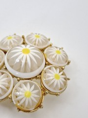 Vintage White Plastic Flower Brooch Lucite Circles Hippy Retro Daisy 60s 70s