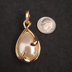 VTG Lady Remington Gold Tone Teardrop Faux Pearl Pendant Necklace Enhancer