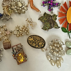 Vintage To Now Lot Of 18 Unsigned (1 signed) Gorgeous Brooch & Pin