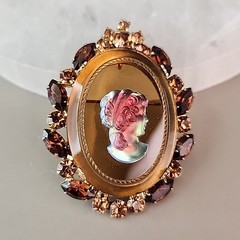 Vintage Juliana D & E Cameo Brooch Pendant Necklace Iridescent Rhinestones 2″
