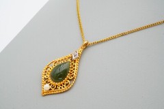Vintage Pendant Necklace Gold Tone Jade Diamond Pearl 18″