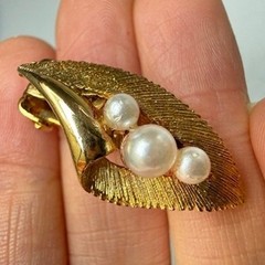 Vintage Gold Tone Leaf Imitation Pearl Cluster Brooch and Earrings Set MCM