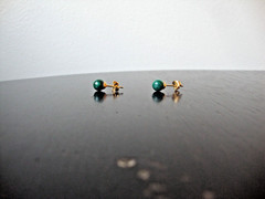 VTG 1970s HANDMADE 6MM MALACHITE BEAD/BALL YELLOW GOLD PLATED STUD EARRINGS