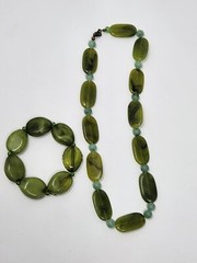 Vintage Green Lucite Faux Jade 18″ Necklace and Elastic Bracelet Set Lightweight