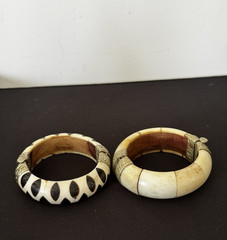 Vintage Boho Chunky Bovine Bone & Horn Hinged Bangle Bracelets – Set of 2