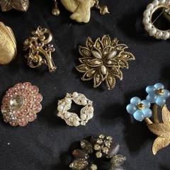 Vintage 23pc Mixed Lot Brooches & Pins Rhinestone Faux Pearl Enamel color stones