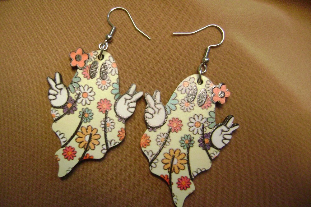 NWOT- RETRO HIPPIE FLOWER POWER LOVE GHOST WOOD HALLOWEEN HOOK PIERCED EARRINGS