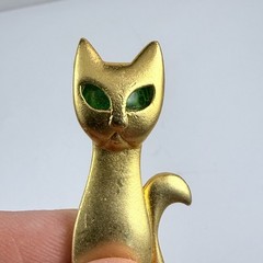 Vintage AJC Green Eyed Cat Brooch Matte Gold Tone Pin