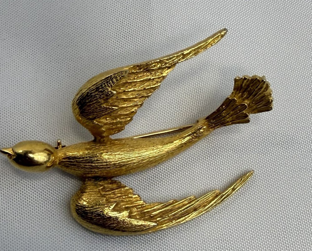 Vintage Hattie Carnegie Flying Bird Brooch Gold Tone Textured Signed 3.25in
