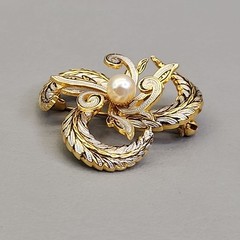 Vintage Damascene Brooch Spiral Imitation Pearl Gold Tone 1.5″