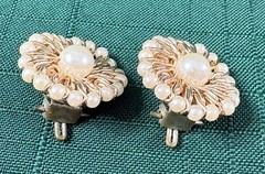 Early Miriam Haskell Style Wired Pearl Cluster Clip-on Earrings Gold Tone Nest