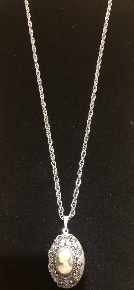 VTG. STYLE SILVER TONE LEFT FACING CAMEO LOCKET NECKLACE 23″