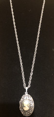 VTG. STYLE SILVER TONE LEFT FACING CAMEO LOCKET NECKLACE 23″