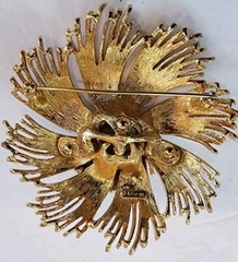 Monet burst textured gold metal pin brooch classic jewelry vintage MCM