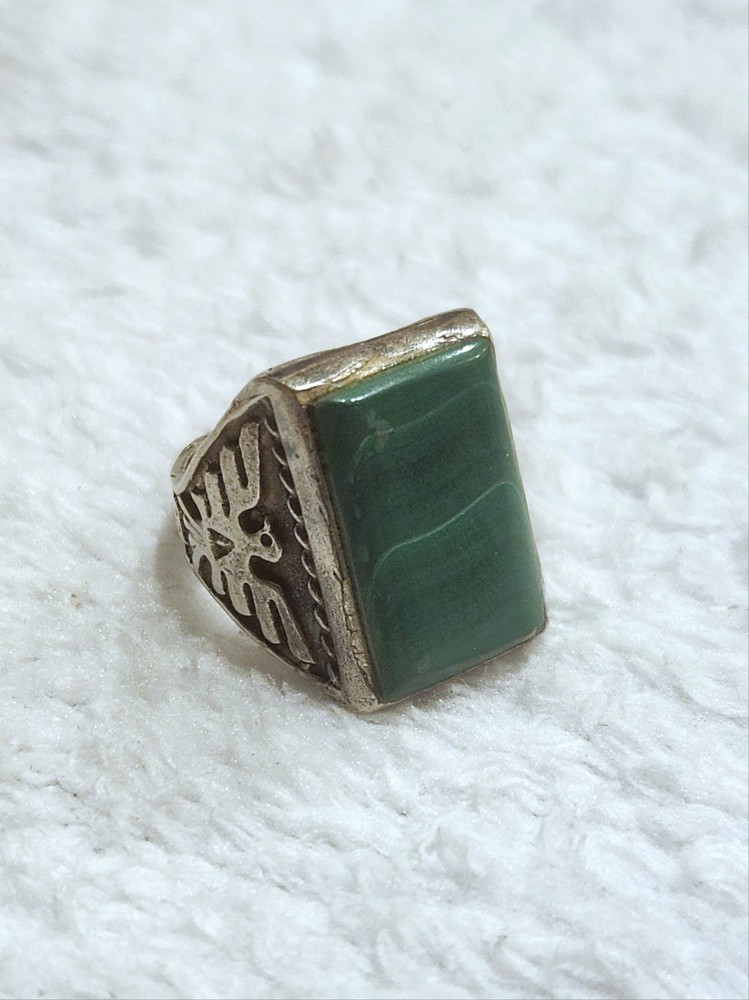 VINTAGE NATIVE AMERICAN MALACHITE AND STERLING THUNDERBIRD RING