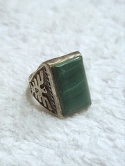 VINTAGE NATIVE AMERICAN MALACHITE AND STERLING THUNDERBIRD RING