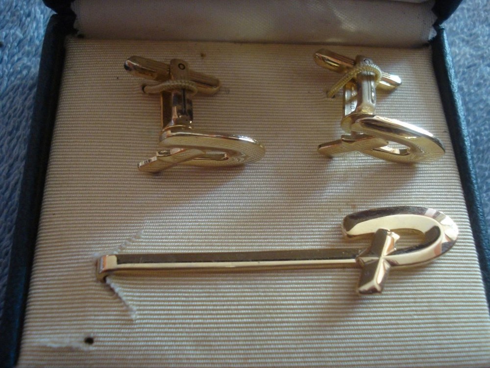 VINTAGE SET OF HICKOK GOLD-TONED MONOGRAM “P” CUFFLINKS & TIE BAR