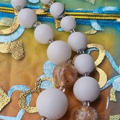 Vintage 1950s Mid Century Gold Foil Embedded Crackle Lucite Bead Necklace