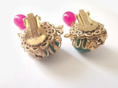 MIRIAM HASKELL 50’S GILT BRASS DANGLE EARRINGS: JADE & RUBY PÂTÉS DE VERRE BEADS