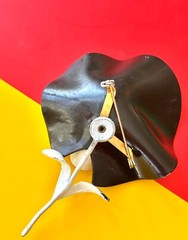 RARE EARLY 1960s POP ART MOD BLACK & WHITE FLOWER PIN,CHIC,RETRO FLOWER BROOCH